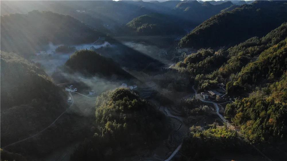 薄雾笼罩炊烟绕 美若写意水墨画