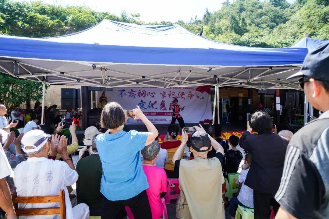 坪坝营村党员参加湖北省民族歌舞团开展的“不忘初心，牢记使命”文化惠民演出活动。
