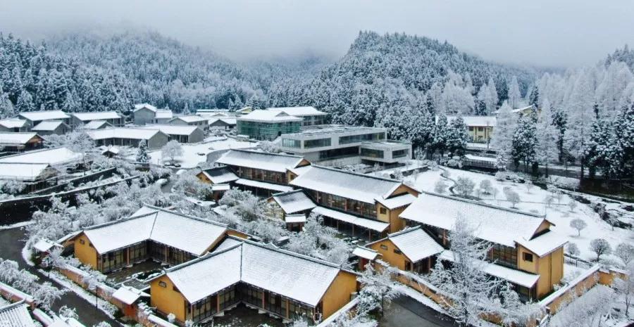 一场初雪，才知道素颜的坪坝营有多美！