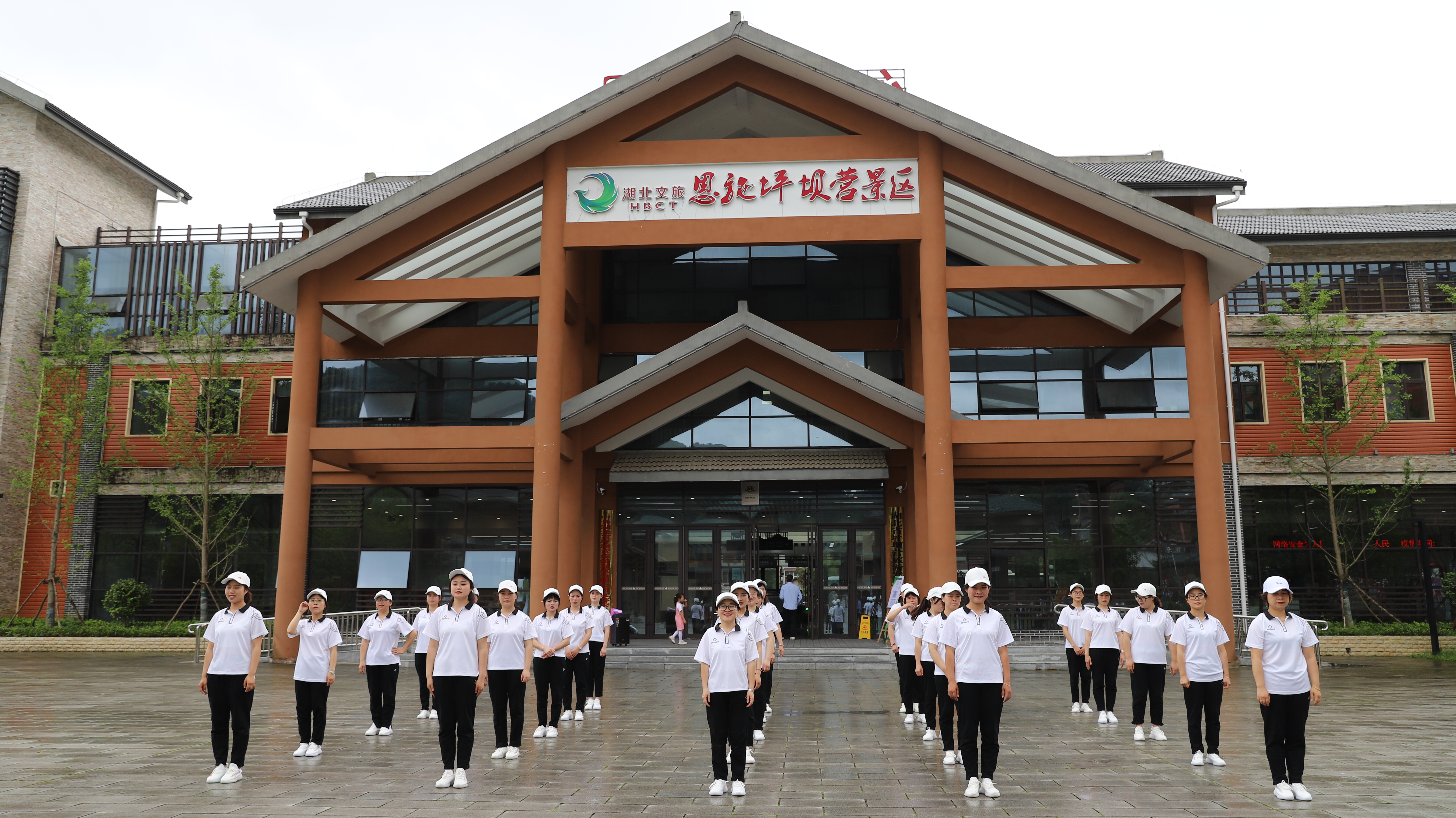 咸丰县思政教师在恩施坪坝营景区开展教育实践活动