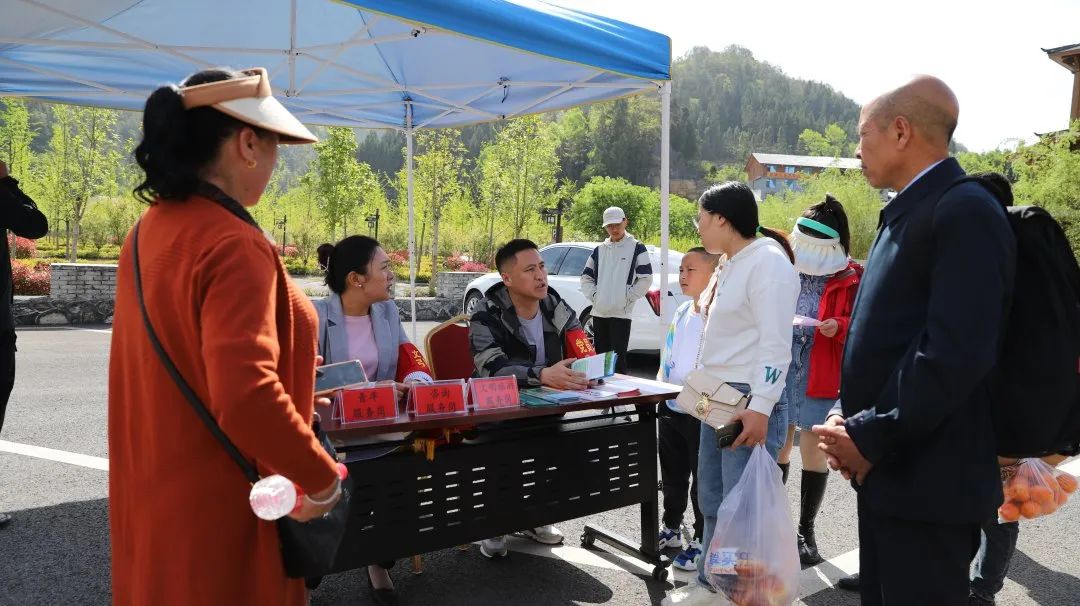 坪坝营景区开展“党建引领 服务一线”“五一”支援一线岗位红色服务活动